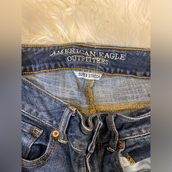 AE Super Stretch High Waist Cuffed Midi Blue
Jean Shorts - Picture 2 of 5